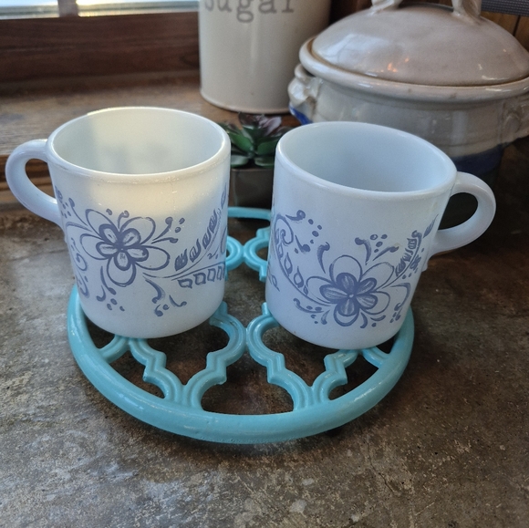 2 Vintage Pyrex Brittany Blue Flower 489 10 oz. Tea Cups Coffee Mugs 1967 USA - Picture 2 of 12
